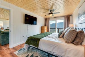 Schlafzimmer mit einem Bett und einem Deckenventilator in der Unterkunft Maggie Valley Gem with Blue Ridge Mtn View and Hot Tub in Maggie Valley