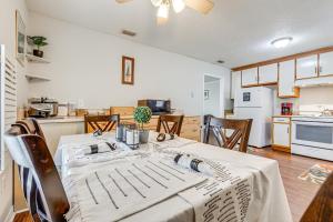 cocina y comedor con mesa y sillas en Charming Satsuma Home about 14 Mi to Mobile! en Saraland