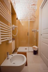 ein Bad mit einem Waschbecken und einer Dusche in der Unterkunft La Maison di Daniela in Terlizzi
