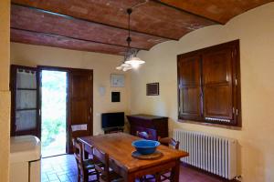 サン・ミニアートにあるTenuta Il Casale di San Miniatoのキッチン、ダイニングルーム(木製テーブル付)
