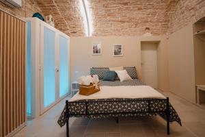 Bett in einem Zimmer mit Ziegelwand in der Unterkunft La Maison di Daniela in Terlizzi
