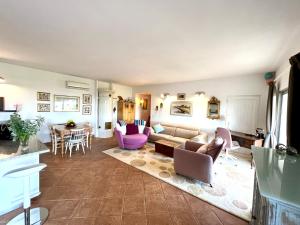 a living room with a couch and a table at Pequeno Paraiso-1RoomLet in São Brás de Alportel