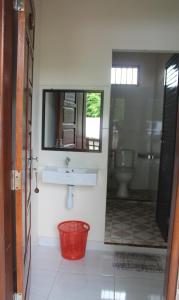 y baño con lavabo y aseo. en Jungle Treking In Bukit Lawang Booking with us, en Timbanglawang