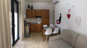 een keuken met een bank en een tafel in een kamer bij Eliton in Alghero