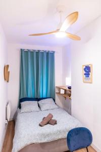 Schlafzimmer mit einem Bett und einem Deckenventilator in der Unterkunft AZUR COZY- 1 CHAMBRE 3 PERSONNES RENOVE- GARE ST CHARLES/JOLIETTE in Marseille