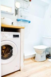 ein Badezimmer mit einer Waschmaschine und einem WC in der Unterkunft AZUR COZY- 1 CHAMBRE 3 PERSONNES RENOVE- GARE ST CHARLES/JOLIETTE in Marseille