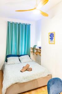 ein Schlafzimmer mit einem Bett mit einem blauen Vorhang in der Unterkunft AZUR COZY- 1 CHAMBRE 3 PERSONNES RENOVE- GARE ST CHARLES/JOLIETTE in Marseille