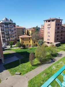 - une vue sur un parc d'une ville avec des bâtiments dans l'établissement HOUSE FIERA, à Bologne