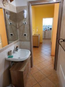 y baño con lavabo y ducha. en Borgo Gaggi p1 piano terra, en Gaggi
