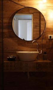 ein Bad mit einem Waschbecken und einem Spiegel in der Unterkunft Lucky Apartment in Kutaissi