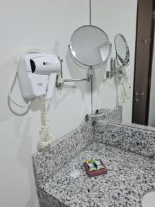 y baño con secador de pelo y encimera. en Suíte Luxo Via Premiere, en Río de Janeiro