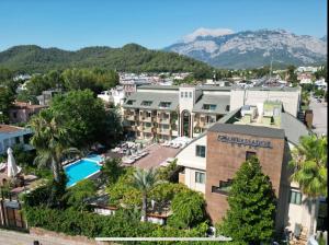 Ambassador Hotel & Spa- All Inclusive في أنطاليا: اطلالة جوية على منتجع فيه جبال في الخلفية