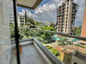einen Balkon mit Blick auf ein Gebäude in der Unterkunft 902 luxury apartment in heart of El Poblado! in Medellín