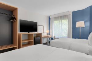 Spark by Hilton Orlando near SeaWorld客房内的一张或多张床位