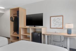 Spark by Hilton Orlando near SeaWorld的电视和/或娱乐中心