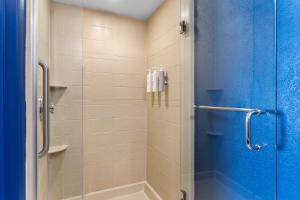 Spark by Hilton Orlando near SeaWorld的一间浴室