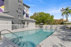 une piscine en face d'un bâtiment dans l'établissement Spark by Hilton Orlando near SeaWorld, à Orlando