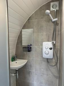 y baño con lavabo y ducha. en Luxury Glamping In North Yorkshire National Park & Coastal Area, en Scarborough