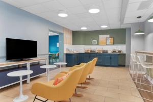 Spark by Hilton Orlando near SeaWorld的电视和/或娱乐中心