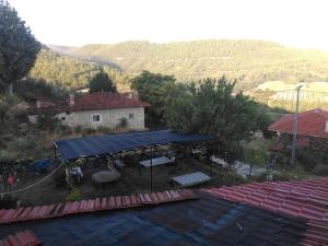 einen Blick über ein Gebäude mit blauem Dach in der Unterkunft ŞATO Köyevi-Selendi in Selendi
