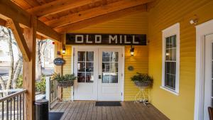 Old Mill Inn في Hatfield: لوحة طاحونة قديمة على باب المنزل