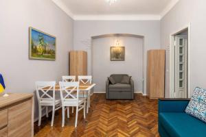 ein Wohnzimmer mit Esstisch und Couch in der Unterkunft 2 кім квартира подобово на вулиці Ткацькій 8, на 5 осіб - бічна Замарстинівської новобуд Авалон in Lwiw