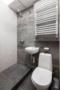 ein Badezimmer mit Toilette und Waschbecken in der Unterkunft 2 кім квартира подобово на вулиці Ткацькій 8, на 5 осіб - бічна Замарстинівської новобуд Авалон in Lwiw