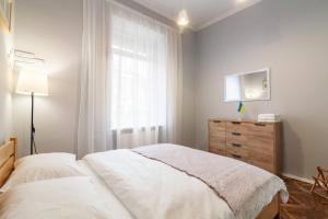 ein Schlafzimmer mit einem Bett, einer Kommode und einem Fenster in der Unterkunft 2 кім квартира подобово на вулиці Ткацькій 8, на 5 осіб - бічна Замарстинівської новобуд Авалон in Lwiw + 3 Fotos