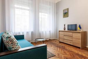 ein Wohnzimmer mit Sofa und Fernseher in der Unterkunft 2 кім квартира подобово на вулиці Ткацькій 8, на 5 осіб - бічна Замарстинівської новобуд Авалон in Lwiw
