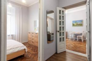 ein Schlafzimmer mit Bett und ein Esszimmer in der Unterkunft 2 кім квартира подобово на вулиці Ткацькій 8, на 5 осіб - бічна Замарстинівської новобуд Авалон in Lwiw