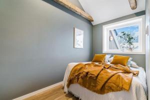 A bed or beds in a room at Sentral leilighet med 4 soverom