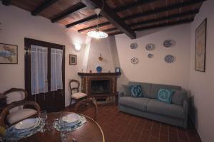 sala de estar con sofá y mesa en Nature & Relax in Tuscany - Fresco 3, en Roccastrada
