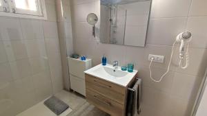 Phòng tắm tại Apartamento El Bomboncito, a un tiro de la playa! +9 ảnh