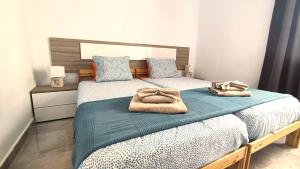 Giường trong phòng chung tại Apartamento El Bomboncito, a un tiro de la playa!