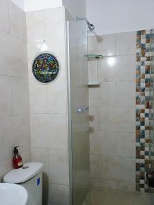 ein Bad mit einer Dusche und einem WC in der Unterkunft Lindo Bariloche in Itagüí