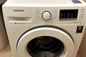 een witte wasmachine en droger in de kamer bij App 27 Parcheggio Privato - Accogliente Monolocale in Monza