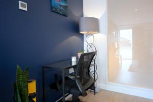 Gallery image of Free Parking in Woking- Comfy King Size Bed-Ground Floor Flat in Woking