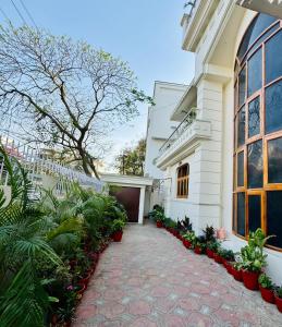 ein Haus mit einem Gehweg davor in der Unterkunft Riya Villa (Kaashi Flora Unit) in Varanasi