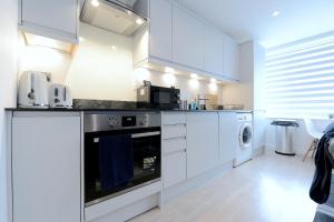 Gallery image of Free Parking in Woking- Comfy King Size Bed-Ground Floor Flat in Woking