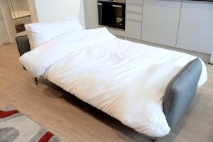 Gallery image of Free Parking in Woking- Comfy King Size Bed-Ground Floor Flat in Woking +20 photos