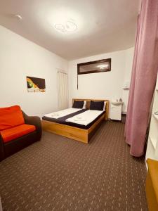 una camera con letto e divano di Central Hostel Partener a Oradea