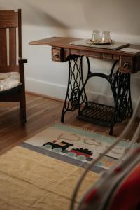 een tafel in een kamer met een tapijt op de vloer bij Gable House Bed and Breakfast Inn in Durango