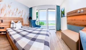 ein Schlafzimmer mit einem Bett und einem großen Fenster in der Unterkunft Hotel Restaurant Sokrates in Güttingen