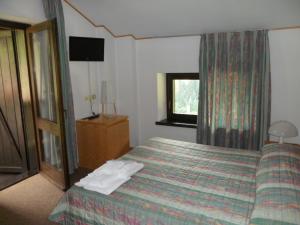 a hotel room with a bed with towels on it at Morgenleit in Sauris