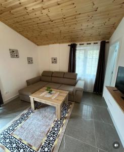 uma sala de estar com um sofá e uma mesa em Qyteza Guest House & Camping em Shkodër