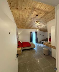 um quarto com uma cama e um tecto de madeira em Qyteza Guest House & Camping em Shkodër
