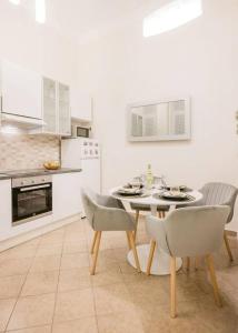 Modern and Stylish 2-Bedroom in the City Center 1085 Budapest, 30-32 József körút kép - 2