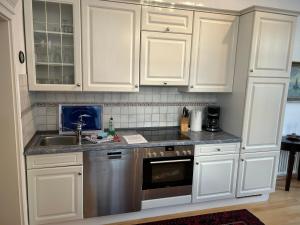 Kuchyň nebo kuchyňský kout v ubytování Schöne Ferienwohnung in Seebad Bansin 200m vom Strand (Heringsdorf, Kaiserbäder, Usedom) + 21 fotografií