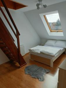 - une chambre avec un lit et un escalier dans l'établissement Dom Marek, à Wisełka