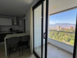 eine Küche mit einem Tisch und Stadtblick in der Unterkunft 1102, Best View Beautiful Apartment El Poblado in Medellín